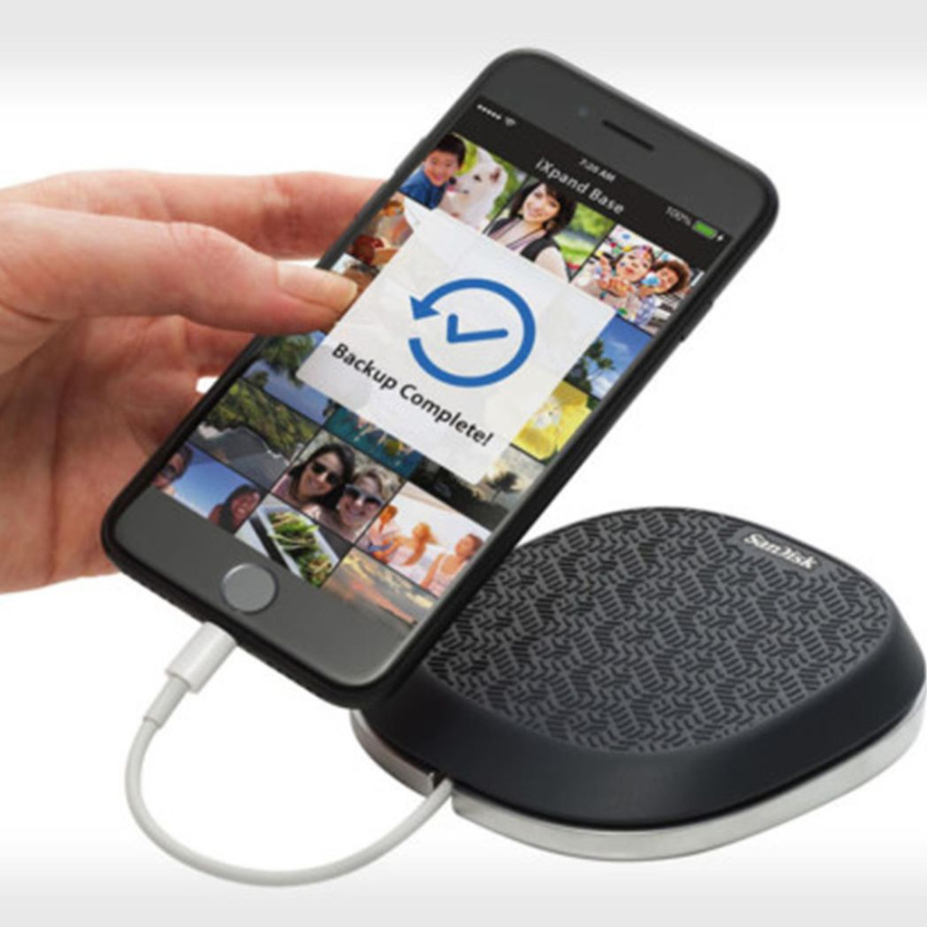 SanDisk iXpand Base in black for iPhone, showcasing charging and backup features with 32 GB storage capacity.