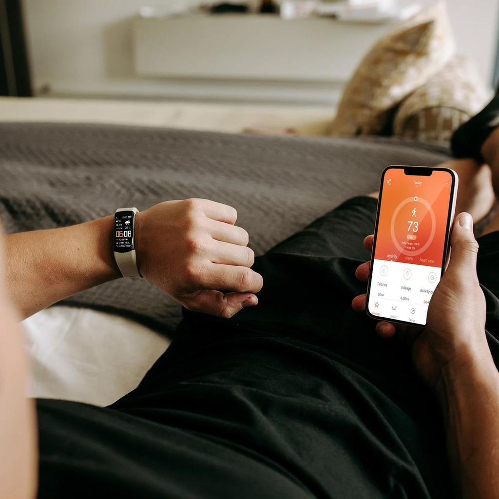 Gymcline Vesper Fitness Tracker in cream, featuring a sleek design and body temperature monitoring display.