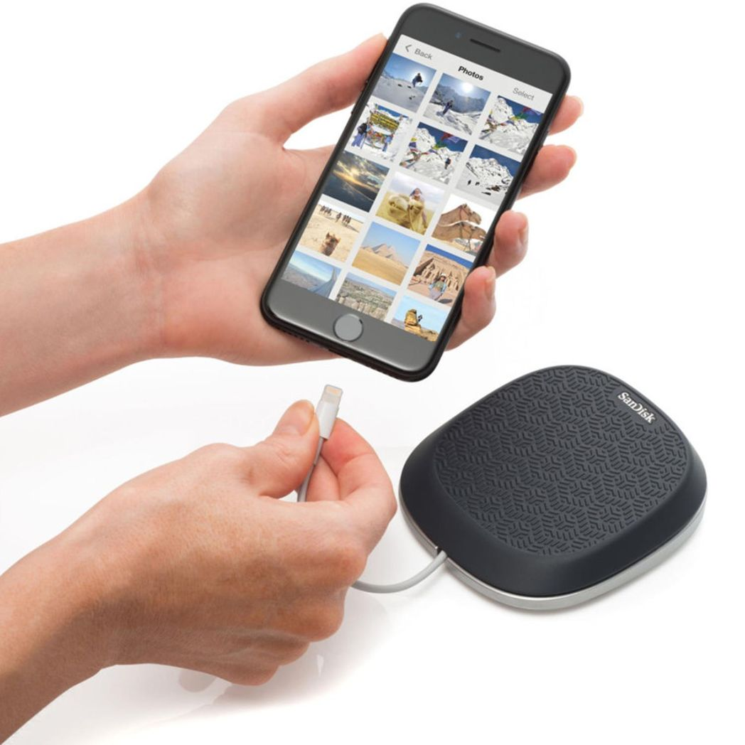 SanDisk iXpand Base for iPhone in black, showcasing charging and backup features, 32 GB capacity.