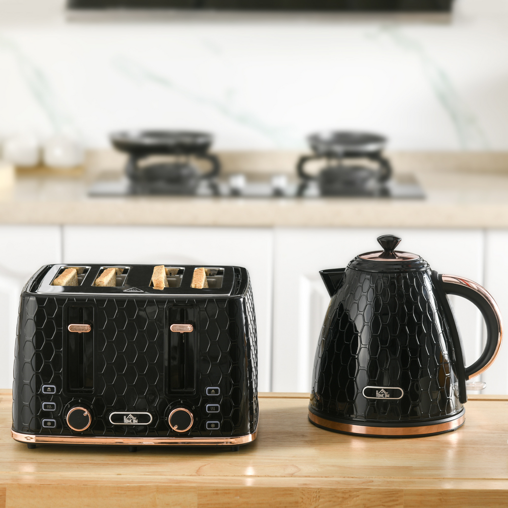 Black HOMCOM kettle and toaster set with 4-slice capacity and 7 browning levels, featuring a sleek design.