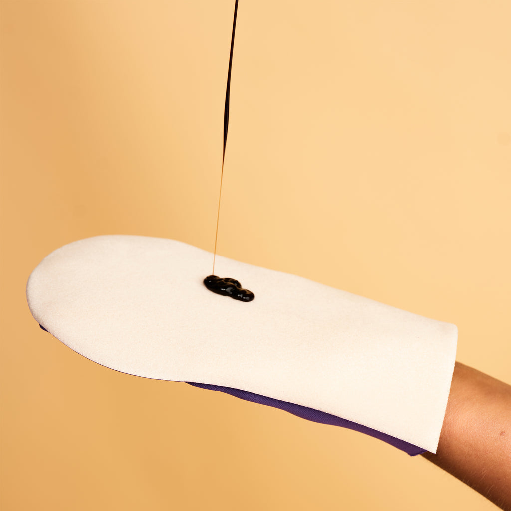 He-Shi GlowCare tanning mitt, machine washable, featuring a soft texture to prevent stains during self-tanning application.