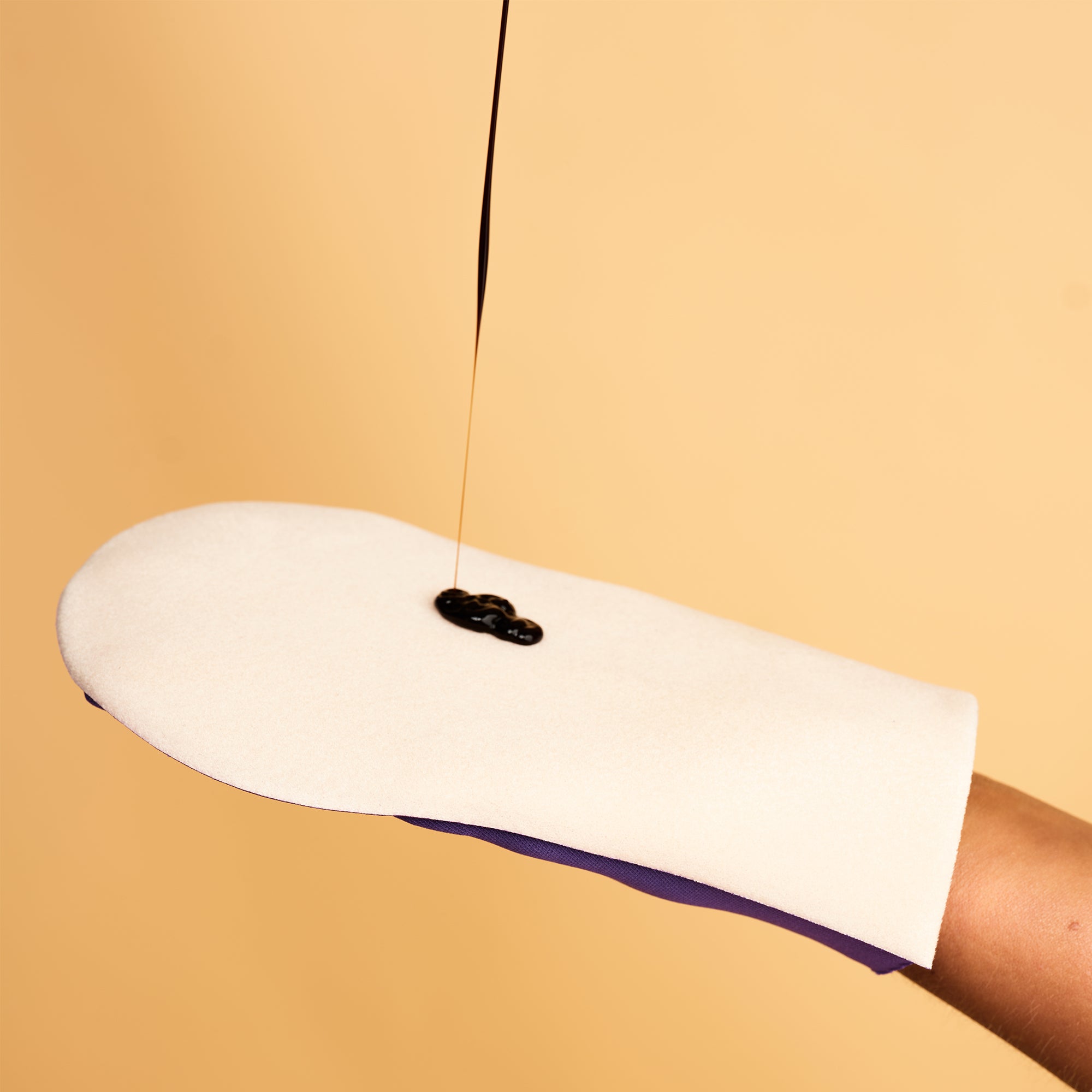 He-Shi GlowCare tanning mitt, machine washable, featuring a soft texture to prevent stains during self-tanning application.