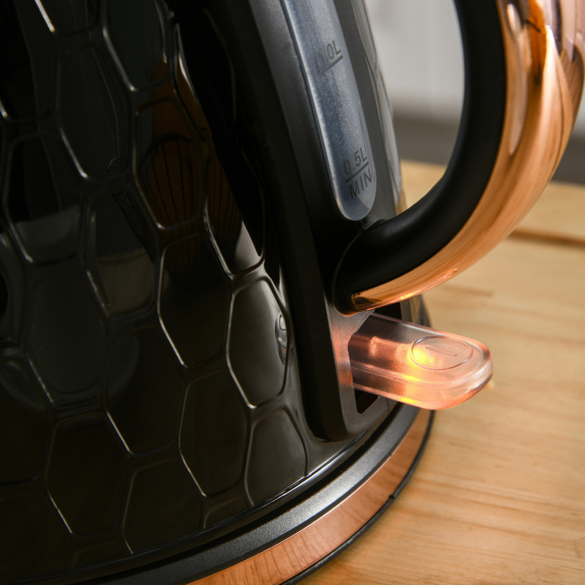 HOMCOM black kettle and 4-slice toaster set with 7 browning levels on a kitchen countertop.