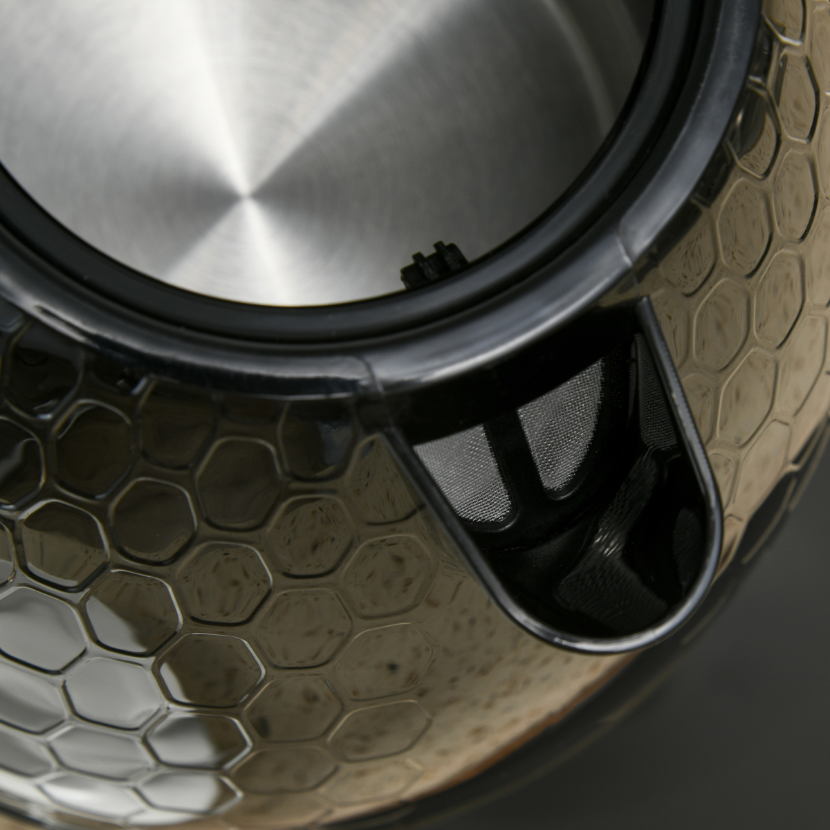 HOMCOM black kettle and 4-slice toaster set featuring 7 browning levels and a sleek design for modern kitchens.