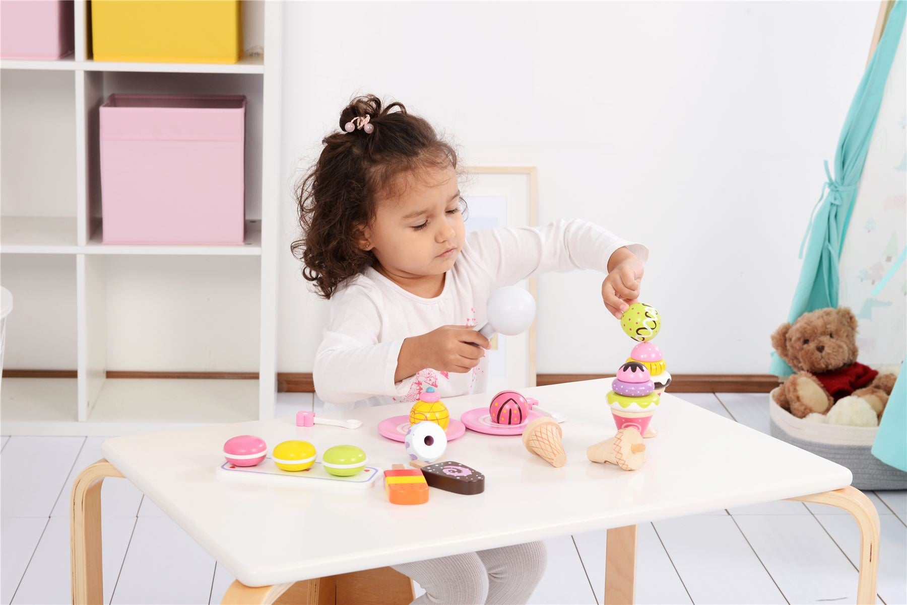 Colorful Lelin FunZone ice cream set with various scoops and cones on a playful display.