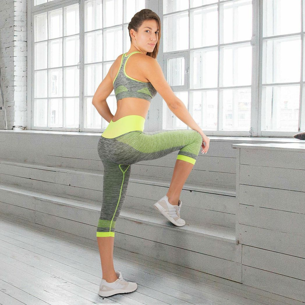 Women's green yoga sportswear set by Aquarius, featuring a fitted top and high-waisted leggings in a small size.